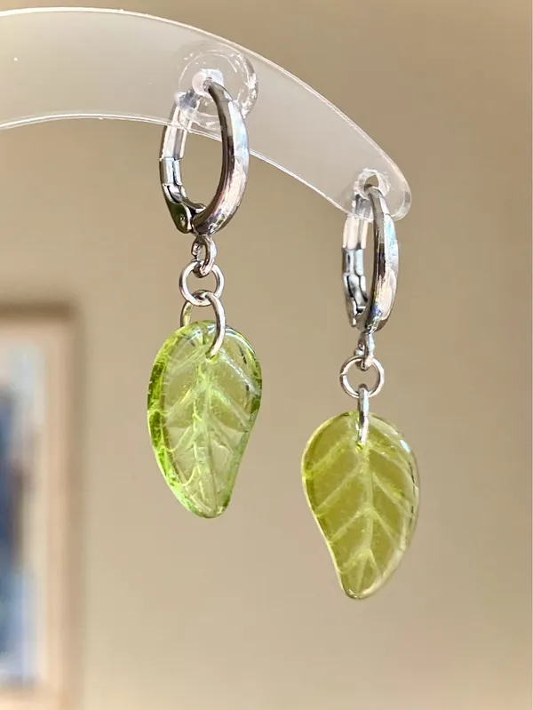 Handmade fairy forest vintage retro aesthetic style simple Czech glass leaf dangle earrings🍃💚 - Image 5