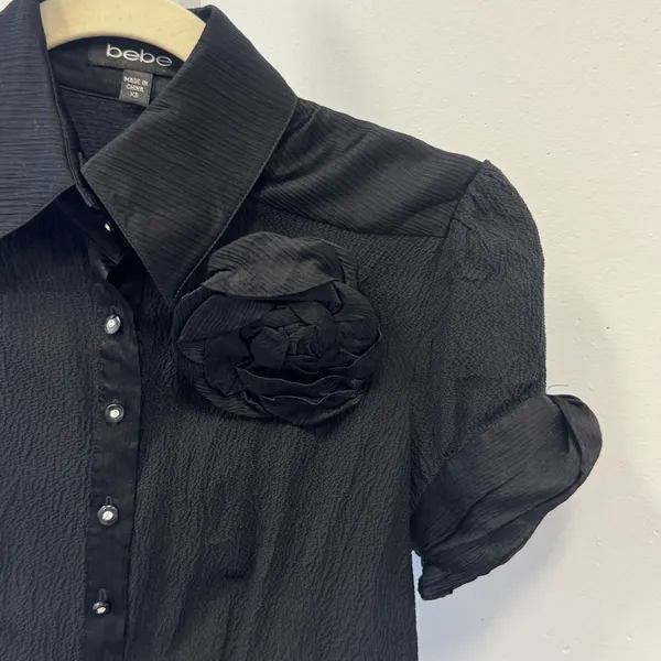 Y2K 2010s Bebe Black Silk Blend Crinkle Rosette Blouse Short Sleeve XS - Image 4