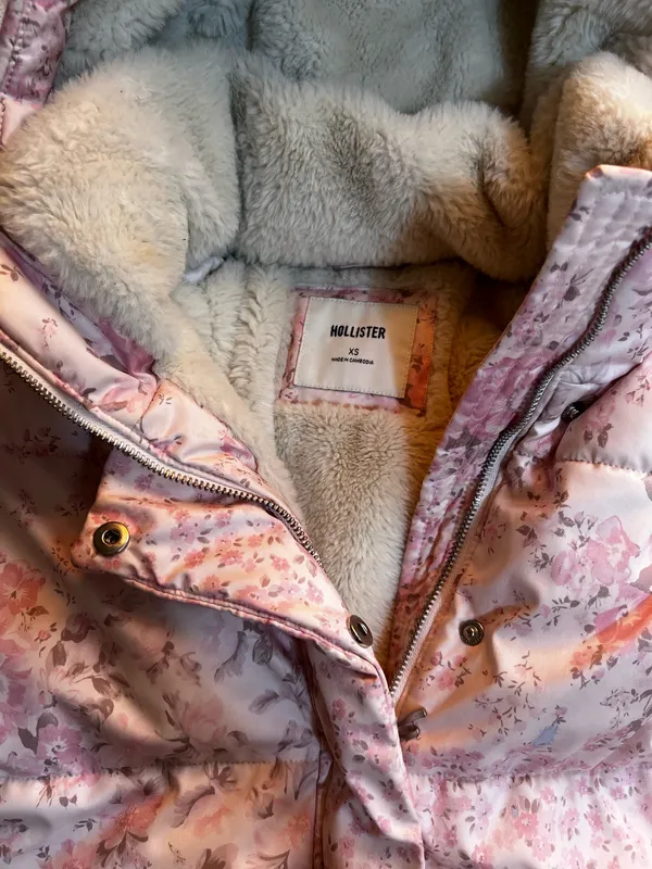 Hollister Puffer Jacket - Image 4