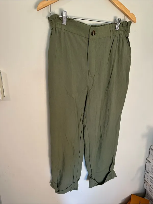 NWOT Halara Women's High Waisted Zipper Pocket Cropped Linen-Feel Pants green - Image 2