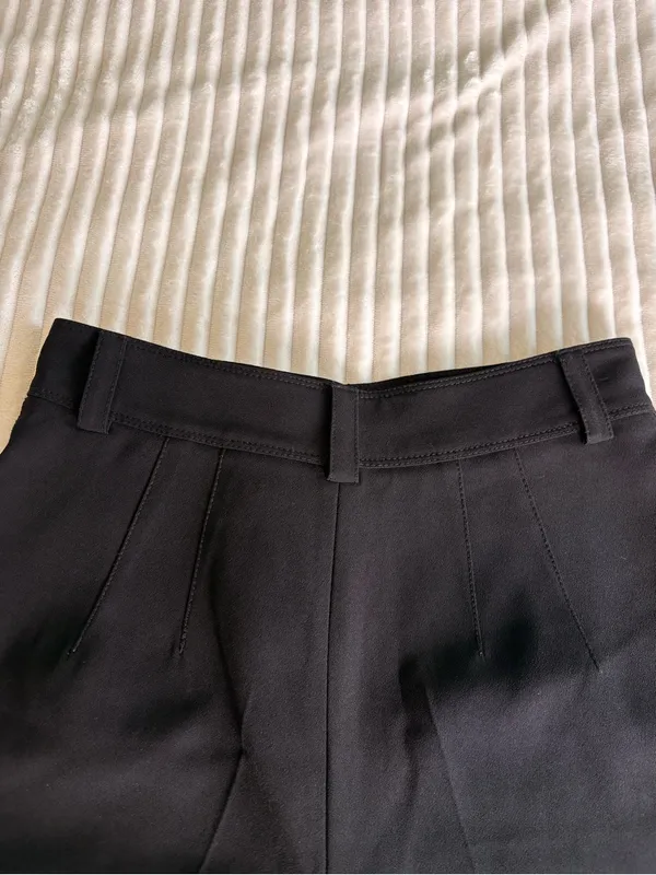 Zara Women's Black Tailored High-Waist Shorts with Pin Tuck Detailing Size S - Image 6