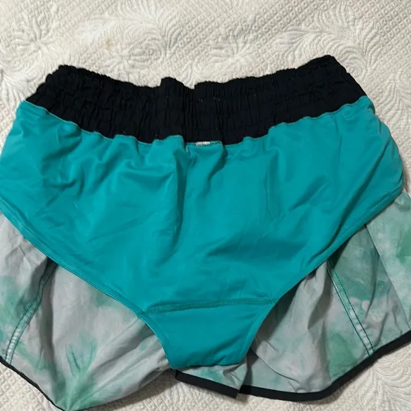 Lululemon Tracker Short II *2-way Stretch Spray Dye White Blue Tropics / Black - Image 9