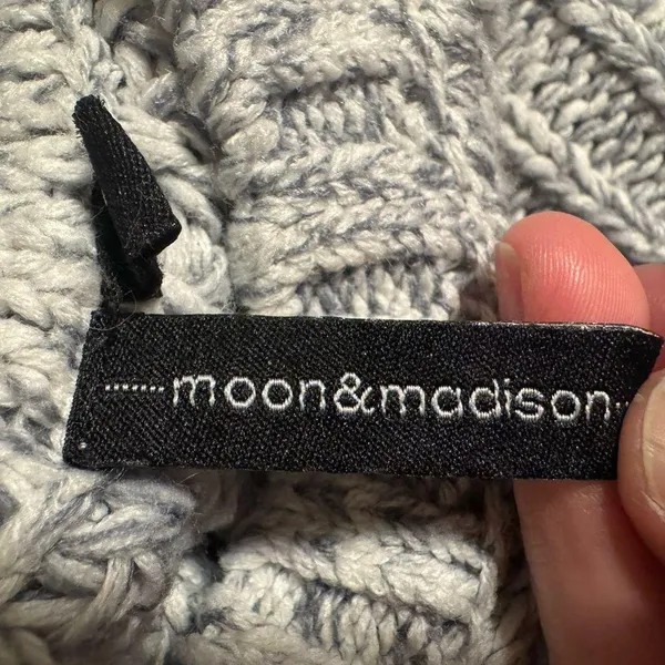 Sweater moon and madison size large - Image 2