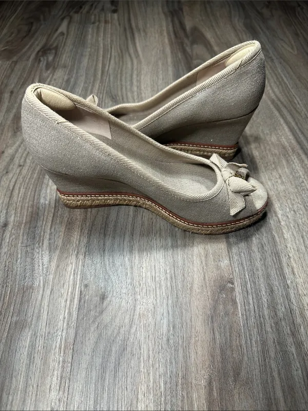 Tory Burch Espadrille Wedge Peep Toe Bow Pumps Metallic Beige. - Image 11