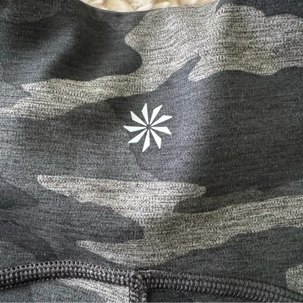 Athleta Ultimate Stash Pocket 7/8 Leggings Gray Camo Activewear Small - Image 3