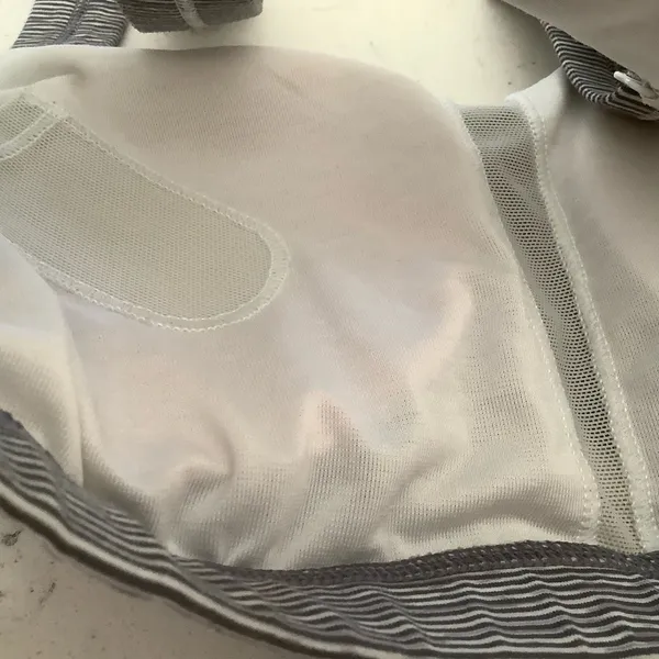 Lululemon grey and white stripped wide straps yoga sport bra size 4 ta ta tamer - Image 4