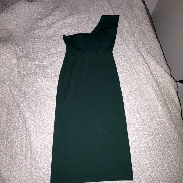 Pretty Little Thing Dark green one shoulder maxi dress - Image 2