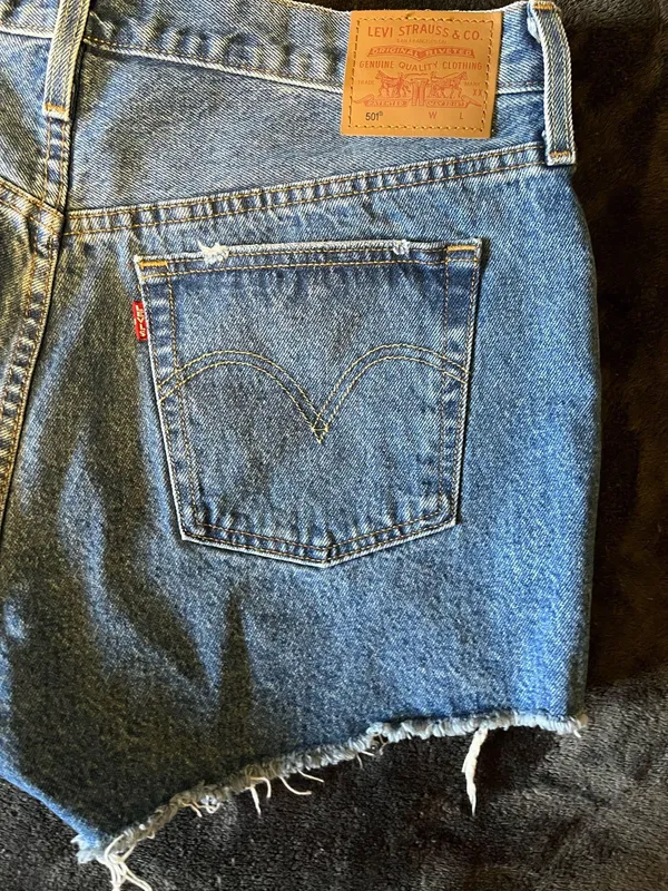 Levi’s 501 cut-off distressed button denim shorts 32 - Image 9