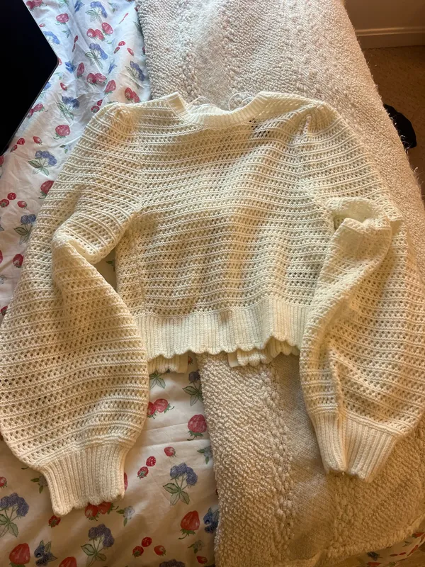 White sweater  - Image 4