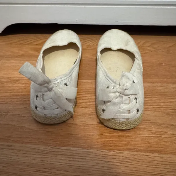 UGG Size 6 Off White Flats - Image 4