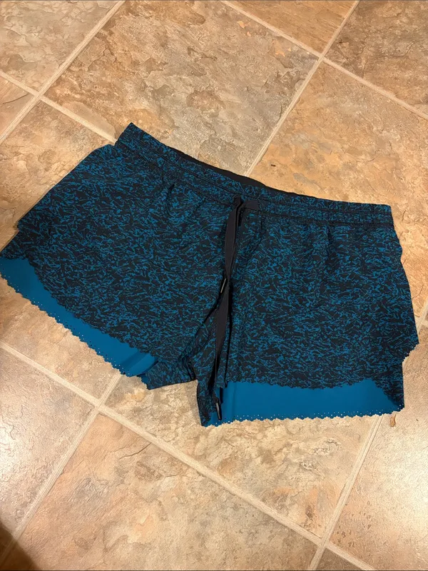 lululemon athletica Black and Teal Patterned Scallop-Hem Athletic Shorts - Image 4