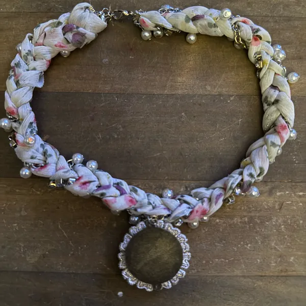 Pearls and rhinestones floral braided ribbon pendant necklace - Image 6