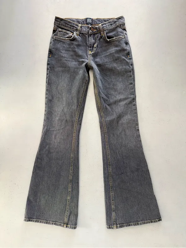 Urban Outfitters BDG Low-Rise Flared Jeans in Washed Black • Sz 27 - Image 2