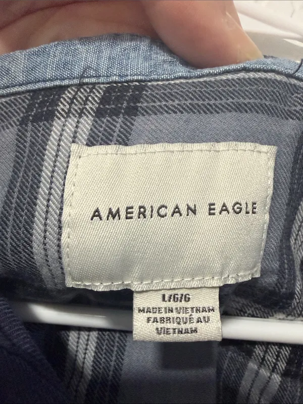 AMERICAN EAGLE Navy Blue Plaid Cropped Button Down Flannel Size Large - Image 2