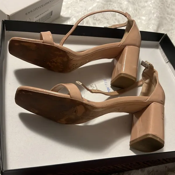 BCBGeneration Pre-owned Talia Sandal Heel, size 8. - Image 5