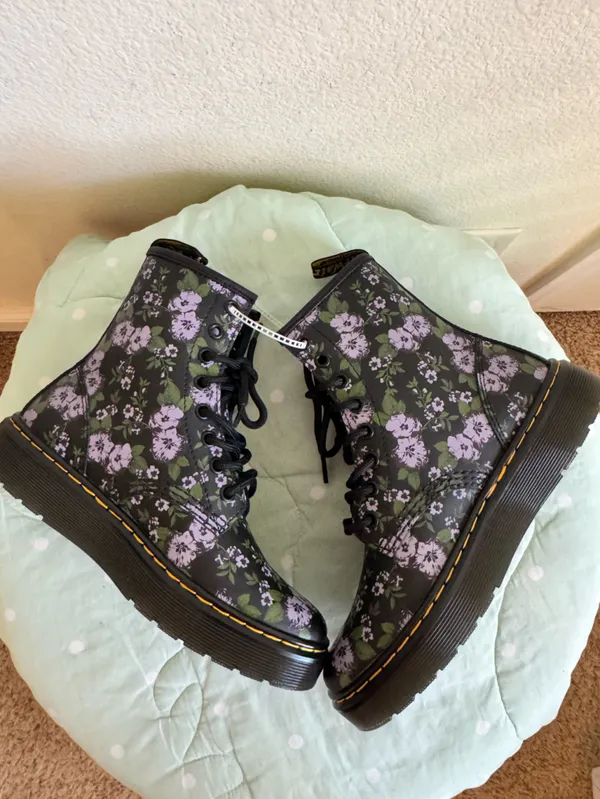 NEW Dr. Martens Zavala boots feature a black "Primrose Floral" Womens size 5 - Image 4