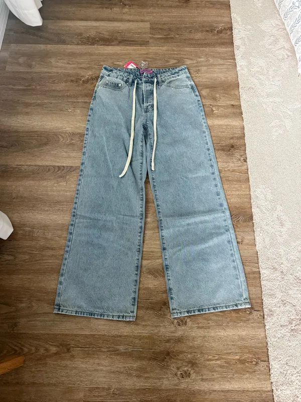 Edikted Baggy Low-Rise Jeans - Image 2