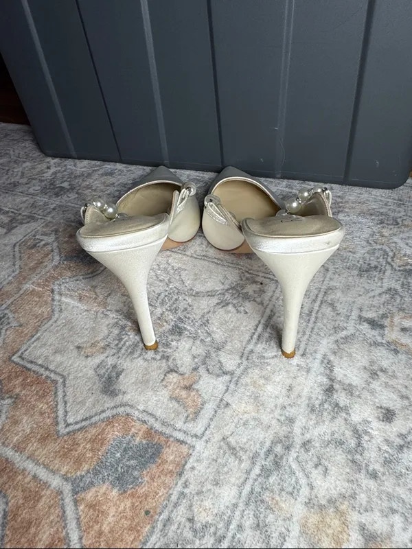 REVOLVE Reception Heel in Ivory-
RAYE - Image 4