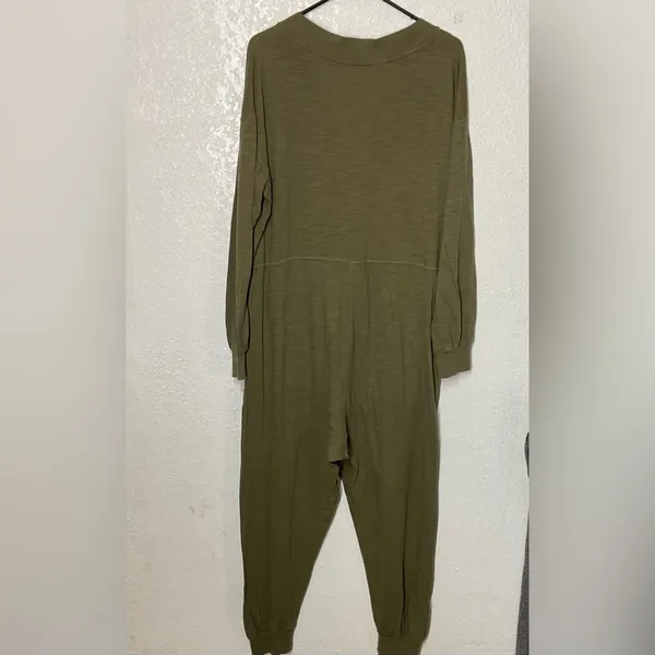 Natural Life Johnnie Plunge Jumpsuit Olive Green V Neck Slouchy Harem Lounge XS - Image 3