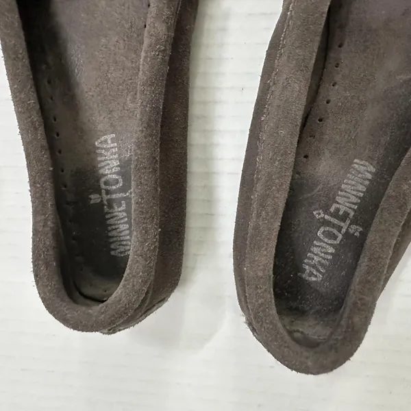 Minnetonka Moccasin‎ Shoes Womens 7 38 Gray Suede Slip On Bow Comfort Flat 401T - Image 4