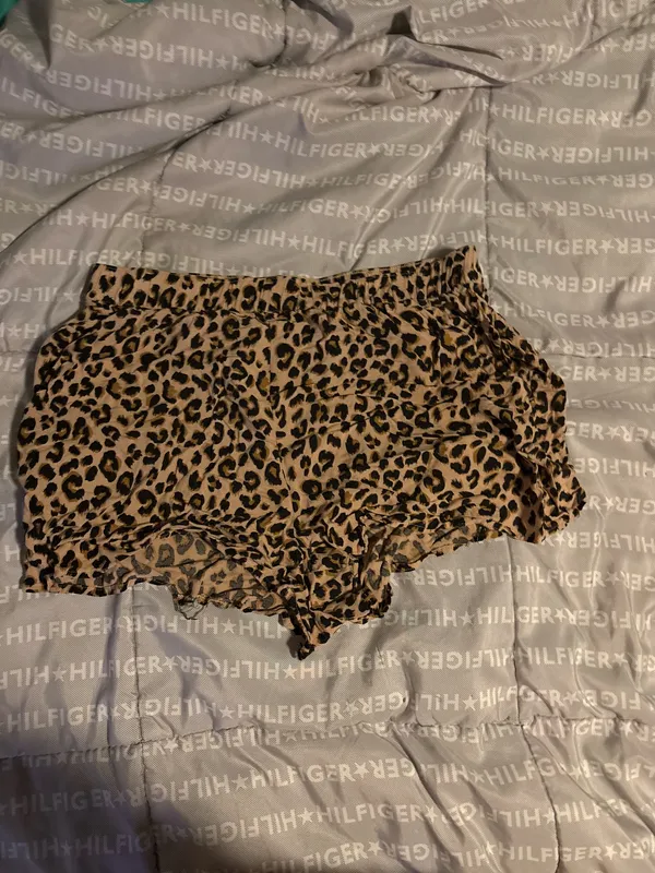 Women size 8 leopard shorts - Image 3