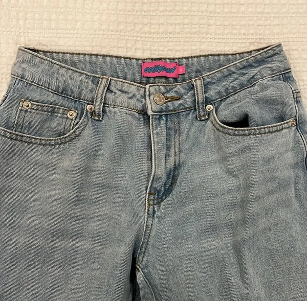 Edikted Raelyn Low Rise Light Wash Jeans XS - Image 2