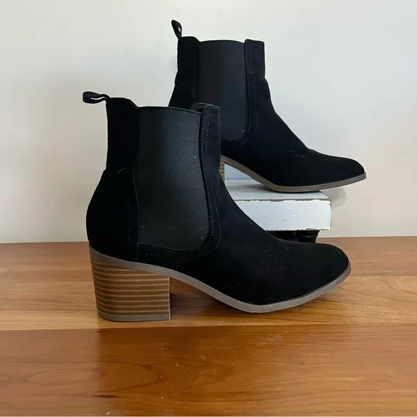 Women's Forever 21‎ Black Faux Suede Heeled Ankle Booties Size 10 - Image 2