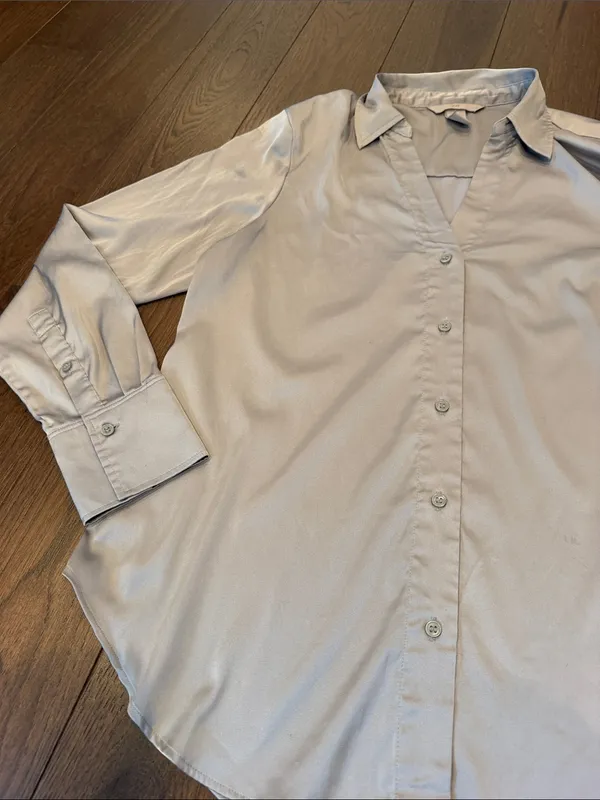 H&M Women's Light Gray Satin Button-Down Shirt Size Small - C27-180 - Image 5