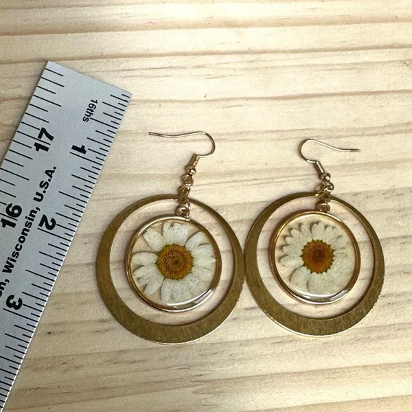 Real Pressed Daisy Resin Earrings in Gold Tone Circles - Image 7