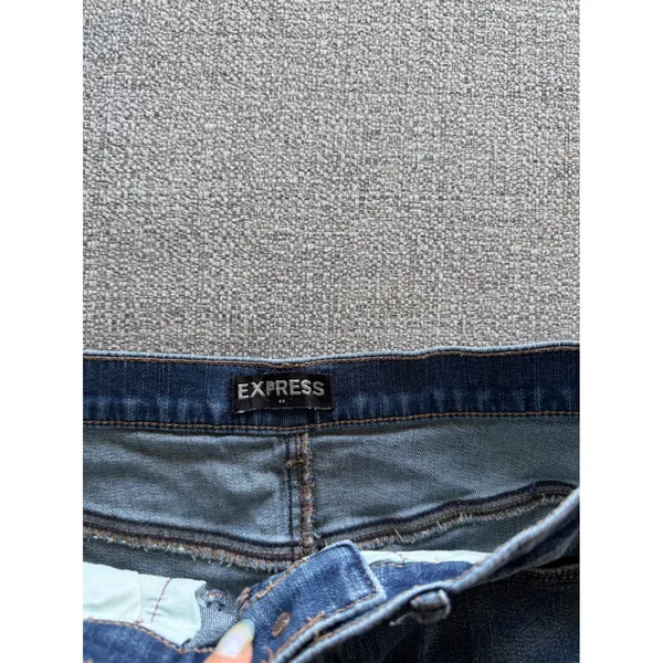 Express Floral Embroidered‎ Denim Mini Skirt Dark Wash Raw Hem Size 4 - Image 3