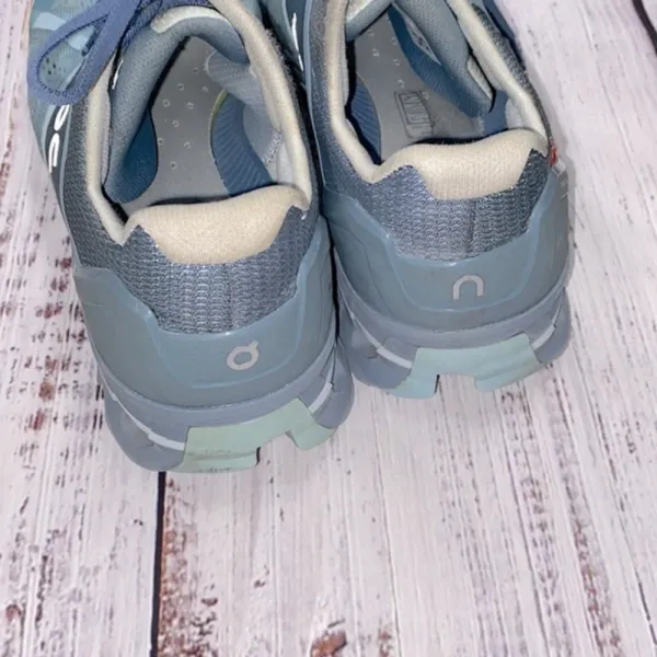 On Cloud blue running shoes size 9 1/2 - Image 4