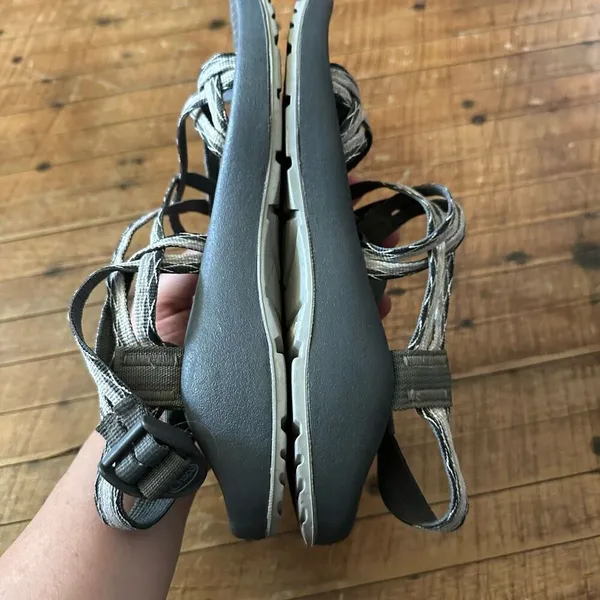 Chacos strappy black & gray W8 gorpcore hiking sandals - Image 4