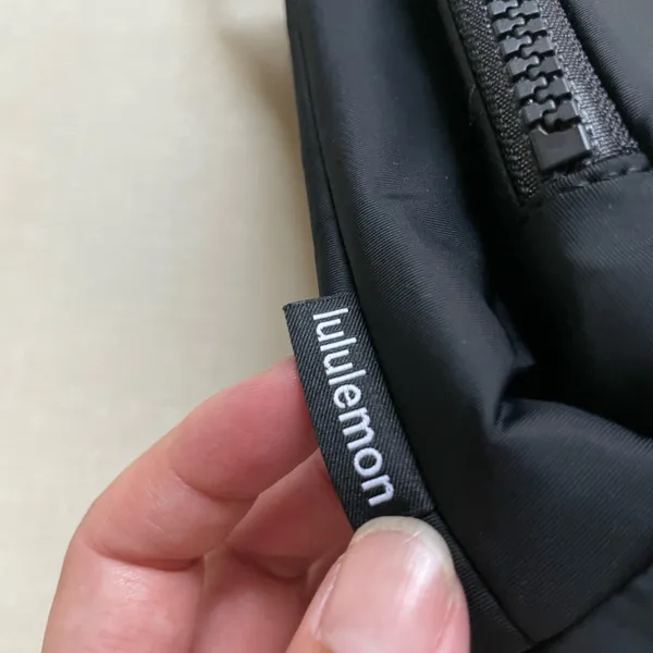 Lululemon Water Bottle Crossbody Bag with Front Pocket 2L - Black - Image 4