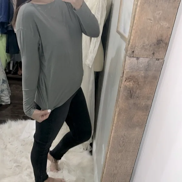 Lululemon Olive Green Long Sleeve Women's Top size 4 - Image 3
