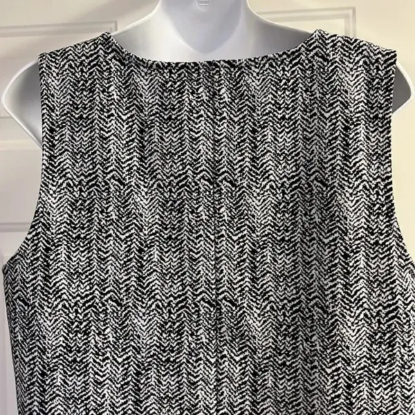 Banana Republic Sleeveless Black and White Abstract Pullover Shell- Large - Image 9