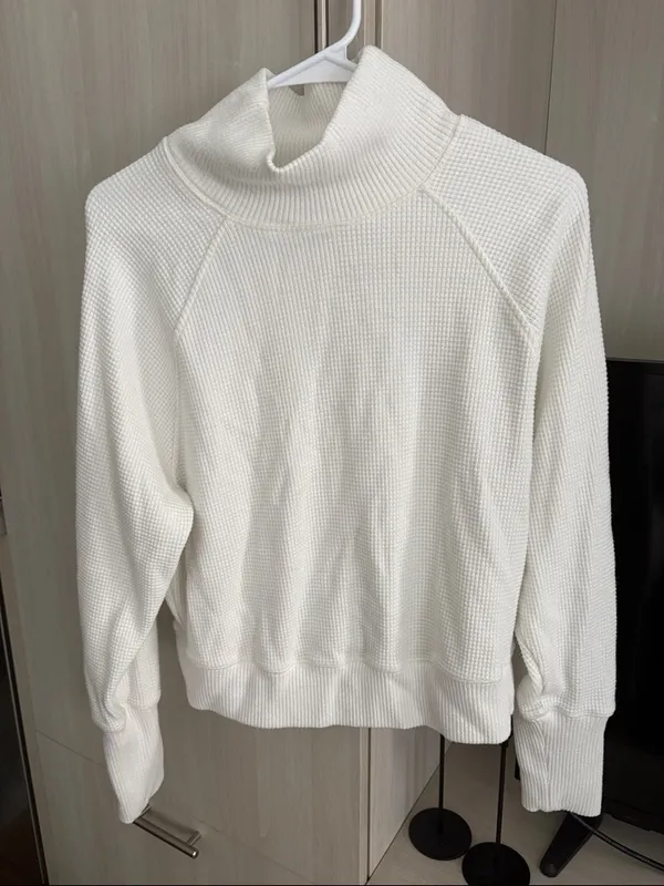 ALO Yoga | Waffle Weekend Escape Mock Neck Long Sleeve - Image 3