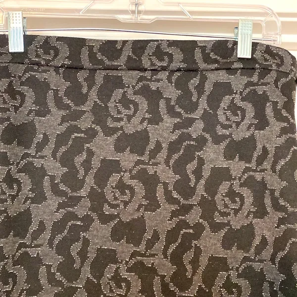 Banana Republic || Black/grey/silver print lined pencil skirt with side zipper - Image 2