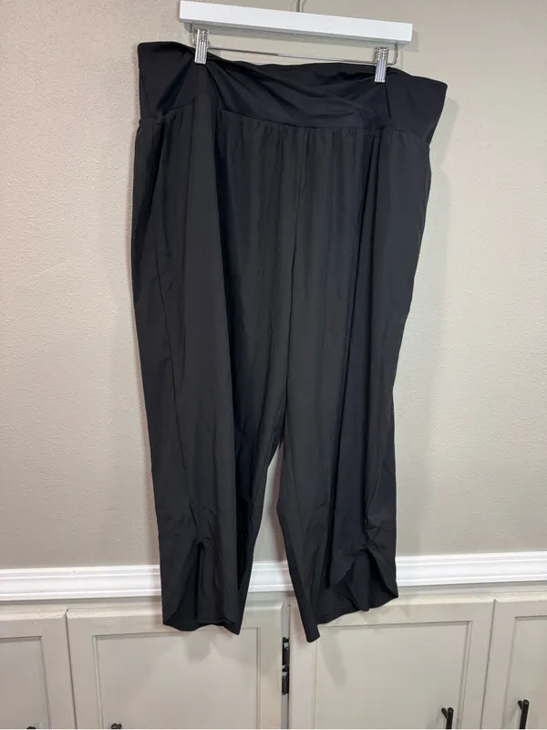 NWT Halara Breezeful High Waisted Crossover Pocket Quick Dry Capri Pants - Image 3