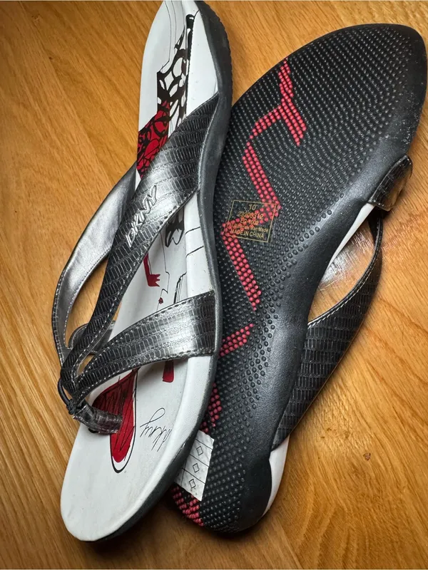 DKNY Women’s Size 10 Black White Red Graphic Thong Sandals Y2K - Image 4