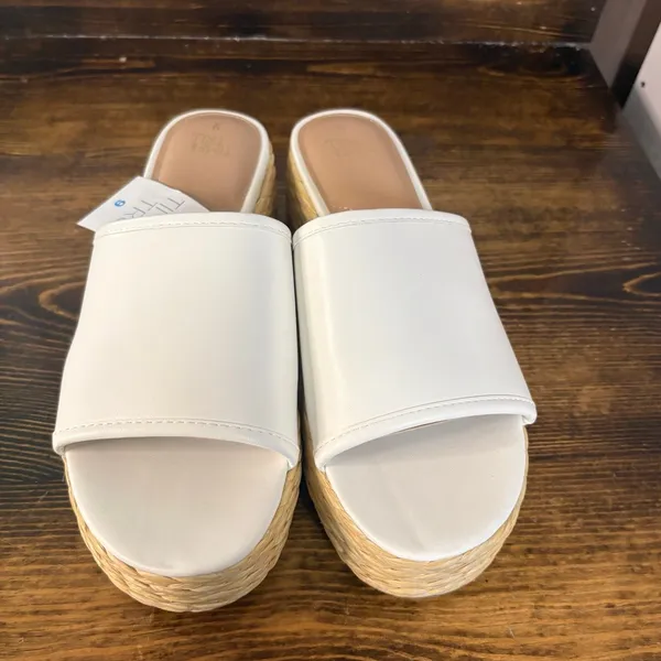 Time And Tru‎ White Platform Sandals Size 9 - Image 3