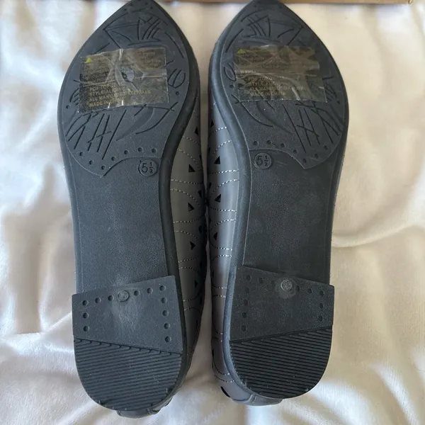 NEW Chic Dark Gray Scalloped Flats Size 5.5 - Image 4