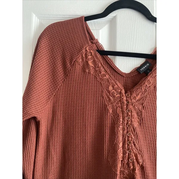Torid Lace Trim Waffle Knit Top Womens Size 0 L Rust Henley Boho Long Sleeve‎ - Image 2