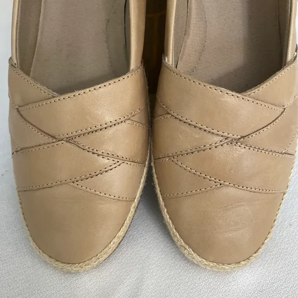 Clark’s tan women’s Danelly Shine loafer spadrilles size 10M - Image 3