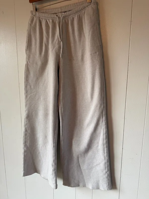 Aritzia Cozy Fleece Mega Flutter Sweatpants Heather Cloud White XS - Image 3