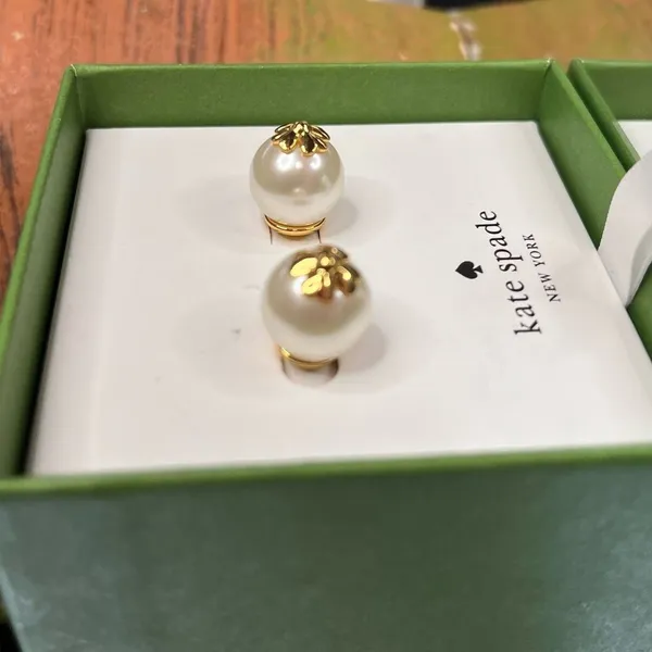 Kate Spade Pearl Clover Stud Earrings Gold Tone Gift Box NWT - Image 4