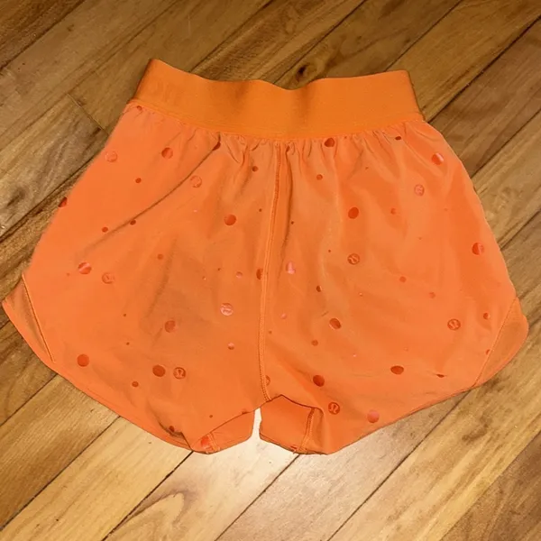 Lululemon Hotty Hot Shorts 4" Logo Print - Image 2