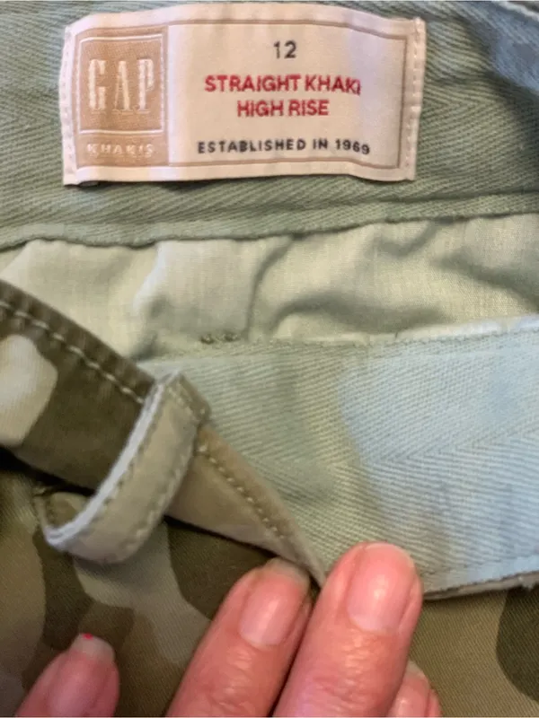 GAP Camo Straight Khaki High-Rise Pants in Green Tones Size-12 Utility - Image 2