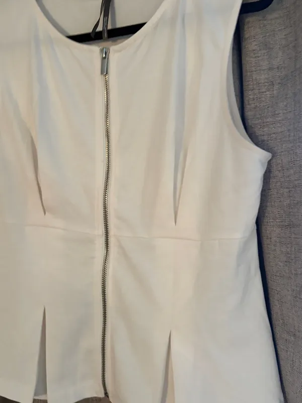 Classic and flattering Pilcro by Anthropologie sleeveless zip-front peplum top - Image 3