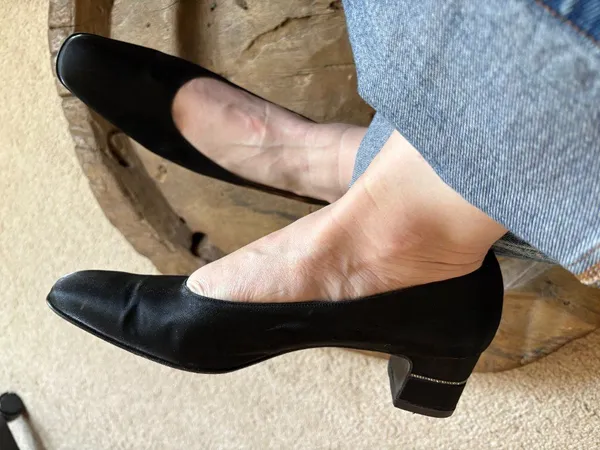 Vtg Salvatore Ferragamo Cranny black nero satin rhinestone block heels size 9.5 - Image 9