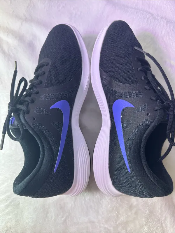 Nike Black Athletic Trainers with Purple Swoosh - Image 8